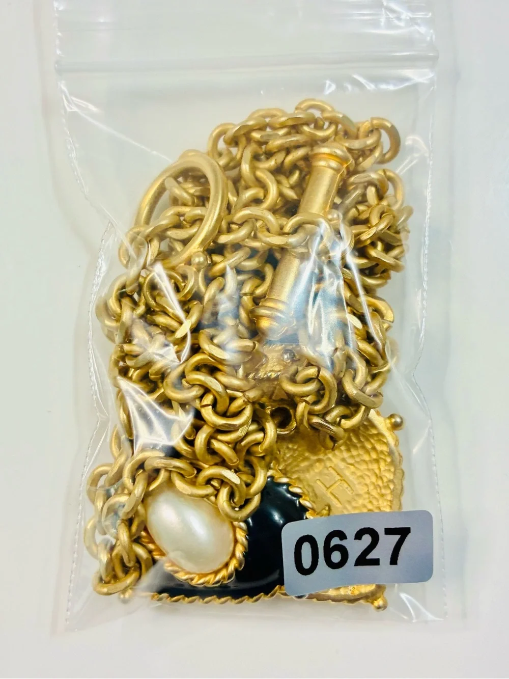 2019 Pascal Hubert ‘Tudor Heart’ Reversible Pendant Gold Chainlink Necklace EUC